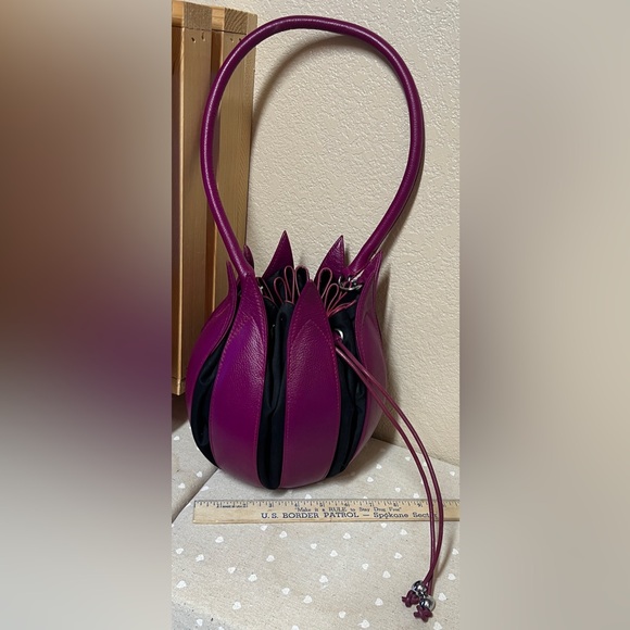 Via Amsterdam-Elegant Purple Tulip leather and black canvas handbag. - Picture 7 of 10